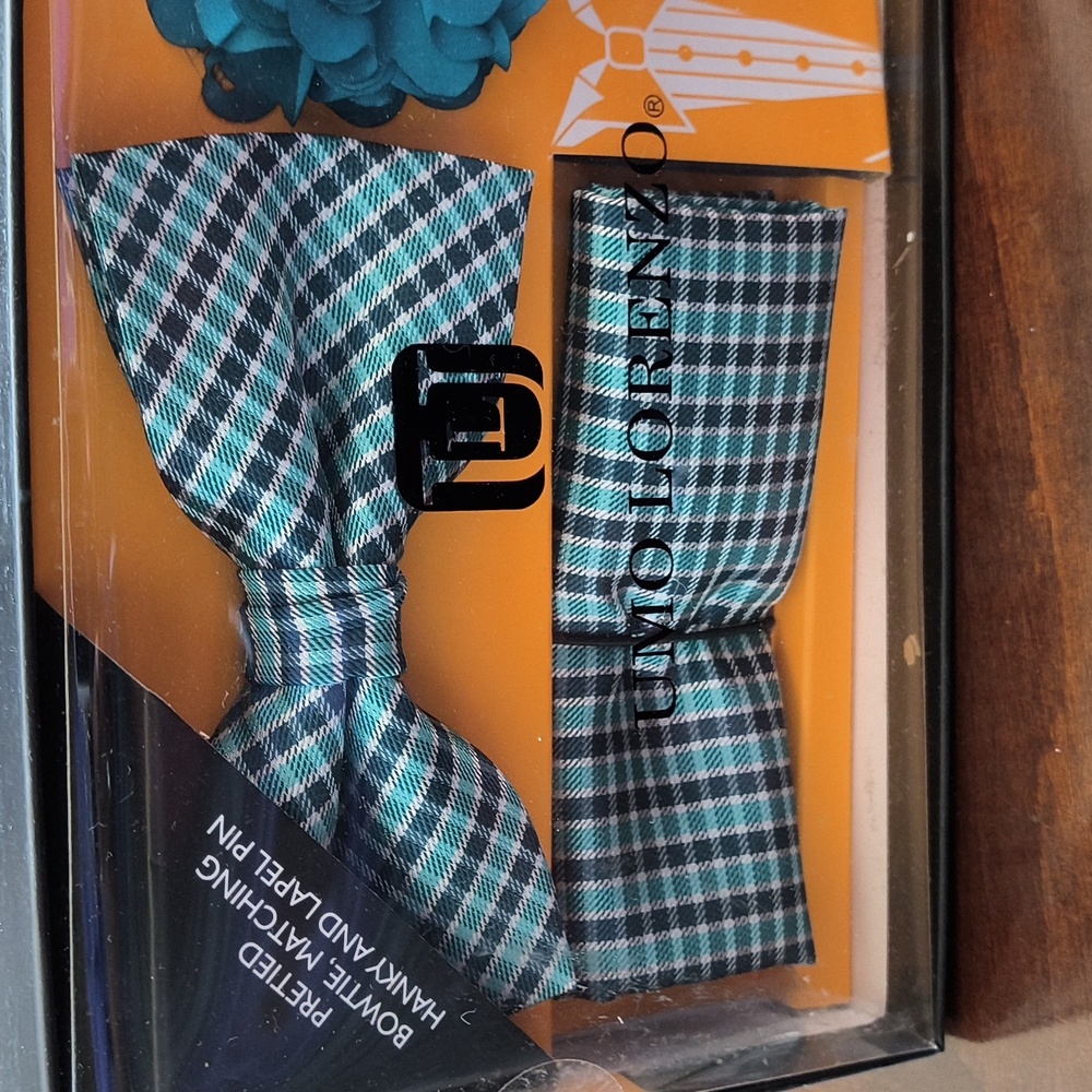 Men's pre-tied bowtie sets with hanky and lapel flower